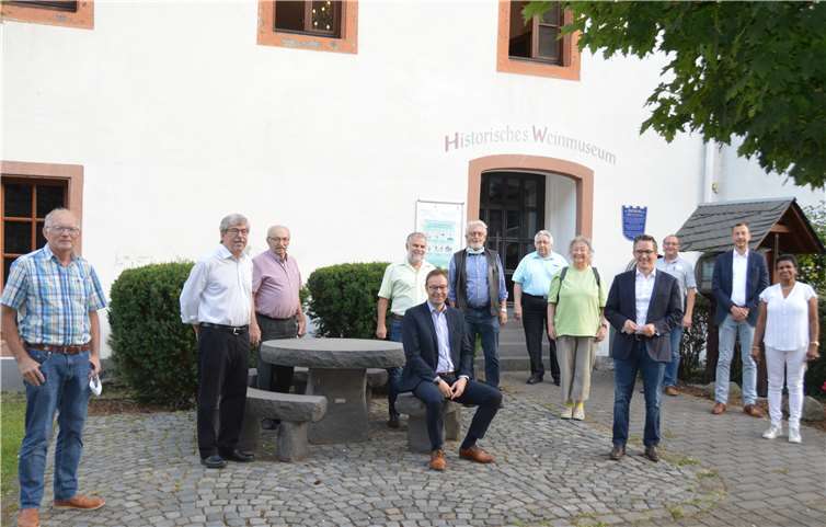 Die Mitglieder des SPD-Ortsvereins Untermosel trafen sich mit dem SPD Landtagskandidaten Dr. Alexander Wilhelm (sitzend, Mitte) und dem SPD-Bundestagskandidaten Dr. Thorsten Rudolph (4. von rechts). Foto: privat