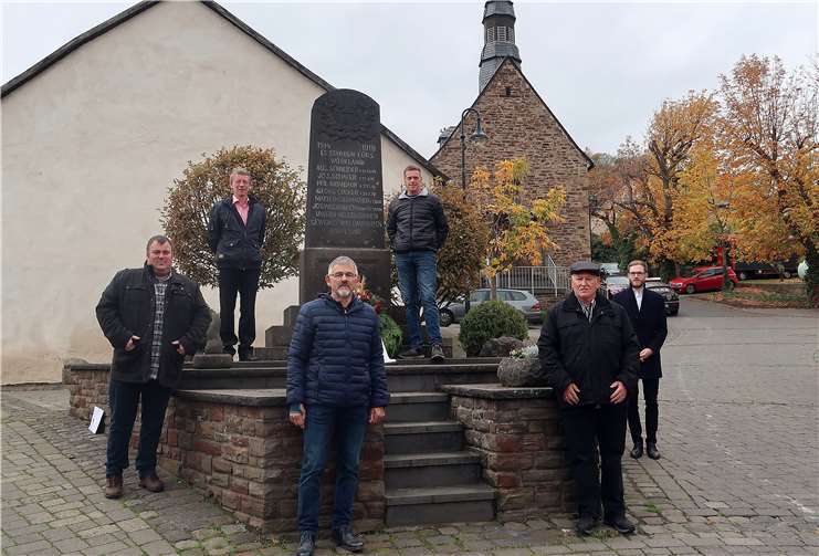 Die Mitglieder des SV Hain Marco Mather, Dirk Meier, Bernd Mohr, Thomas Oligschläger und Hans Schneider sowie Ortsbürgermeister Sebastian Schmitt (v.l.n.r.) bei der Kranzniederlegung.