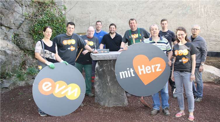 Die Mitglieder des Schützenvereins Sankt Sebastianus freuen sich darauf, den Grill zum ersten Mal anzufeuern und bedanken sich für den Einsatz von evm-Mitarbeiterin Janina Schimanski.evm