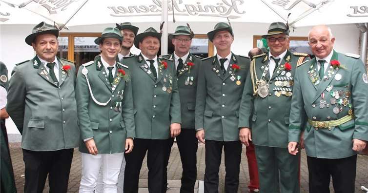 Es wurde gespeist, getrunken und gefeiert Die Mitglieder des Schützenvereins waren in bester Laune in festlicher Montur.Fotos: ESS