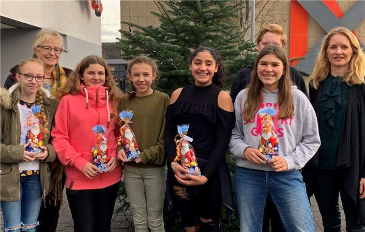 Die Mitglieder des Schulsanitätsdienstes der Boeselager-Realschule – (v.l.n.r): Saphira Herbers, Lisa Weller, Anna Thomas, Elham Ben Jemia, Felix Scharnbeck und Daniela Sousa mit der AG-Leiterin Karin Gerstenmeyer (l.) und der didaktischen Koordinatorin Karina Heusch (r.)privat