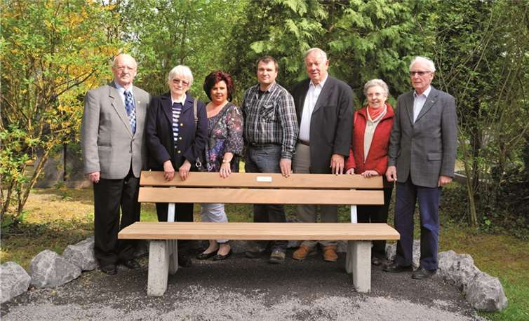 Die Mitglieder des Seniorenbeirats sowie Nicole Roch und Günther Bermel von der Stadtverwaltung freuen sich, dass den Bürgern auf dem Andernacher Friedhof eine weitere Bank zur Verfügung steht.Stadtverwaltung