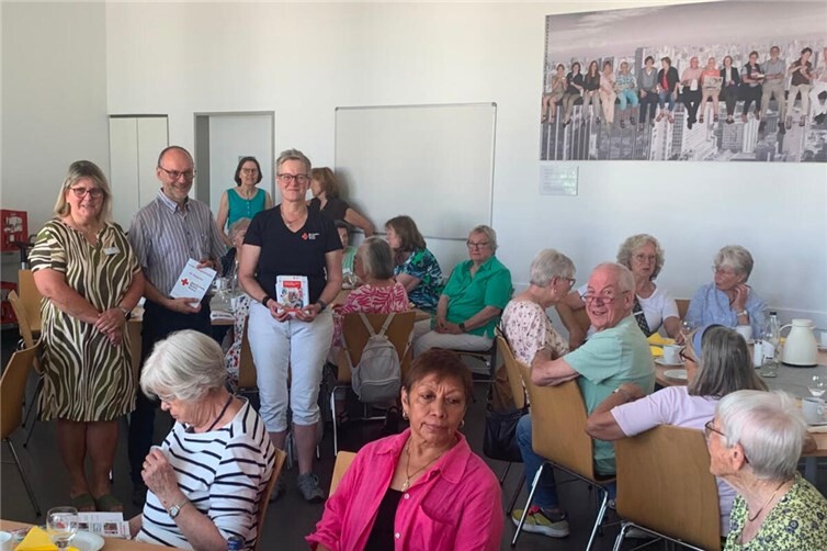 Die Mitglieder des Seniorennetzwerks waren dankbar über den Vortrag von Marion Simonis (Mitte, re.), Leiterin des DRK-HausNotrufteams, und die ihre hilfreichen Tipps für heiße Tage. 