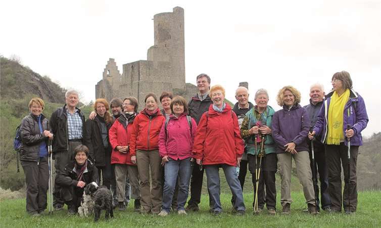 Die Mitglieder des Ski-Clubs Remagen vor der Ruine der Philippsburg. Privat