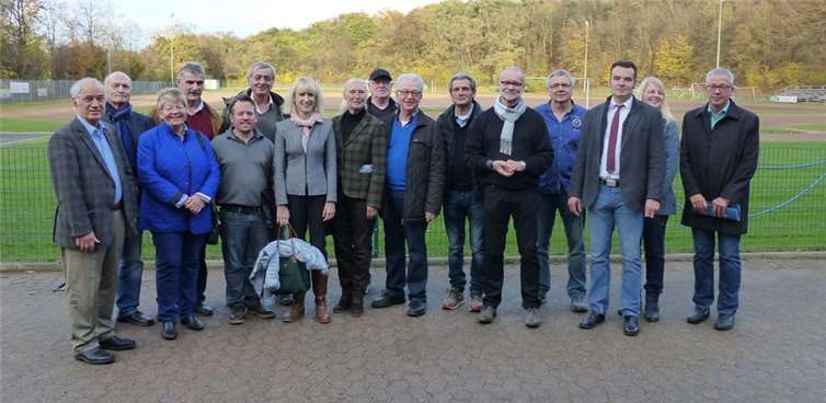 Die Mitglieder des Sport- und Bäderausschusses vor Ort auf der Bezirkssportanlage Schmitzers Wiese .