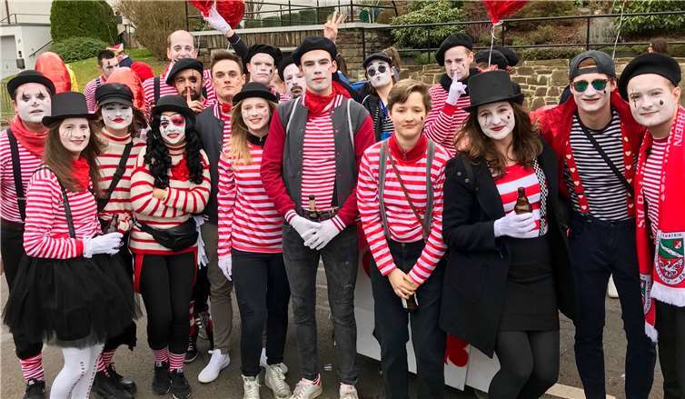 Die Mitglieder des Sportvereins als Pantomimen.