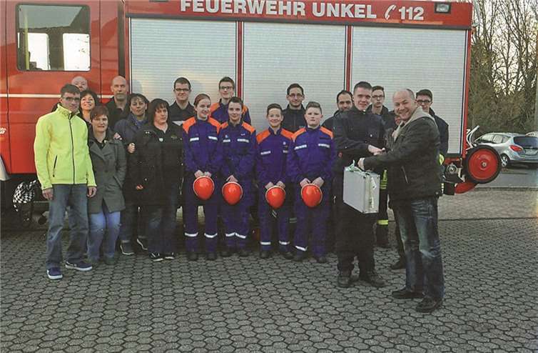 Die Mitglieder des Stammtisches übergaben nun freudig den „Koffer voll Geld“ an die Jugendfeuerwehr. privat