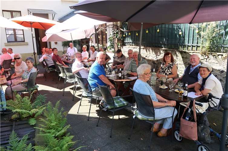 Die Mitglieder des Sterner Bürgervereins beim sonntäglichen Frühschoppen nach dem Festgottesdienst zu Ehren des Gründungstags, dem 9. August 1924.  Foto: Roland Thees