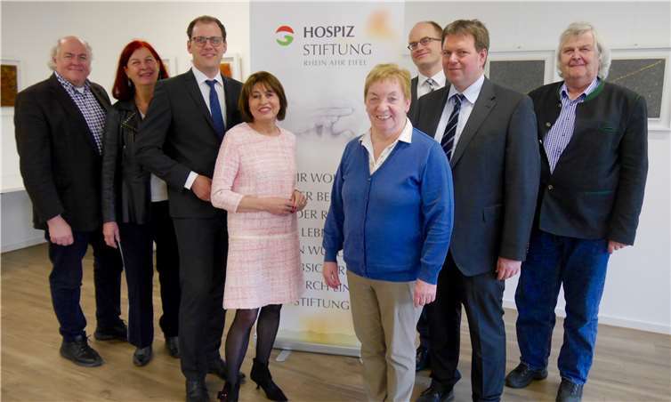 Die Mitglieder des Stiftungsvorstands und des Stiftungsrats: v.li.n.re. Hans Stefan Steinheuer, Ulrike Dobrowolny, Thomas Theisen, Monika Lessenich, Hildegard Schneider, Rolf Eberle, Jörg Bender und Kay Andresen. Foto: Hospiz-Stiftung Rhein-Ahr-Eifel