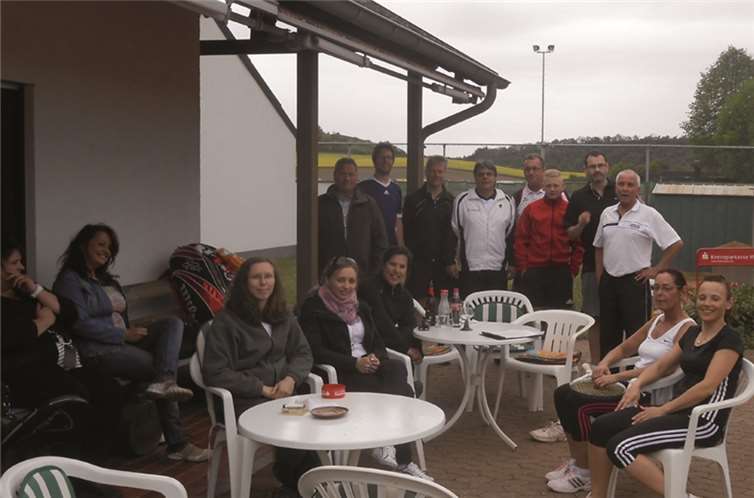 Die Mitglieder des TC Hausen eröffneten bester Laune die Freiluftsaison.privat