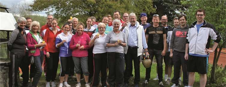 Die Mitglieder des TC Rot-Weiß Linz feierten bei schönem Wetter die Saisoneröffnung. privat