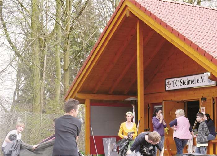Die Mitglieder des TC Steimel machten ihre Anlage fit für die Saison.Privat