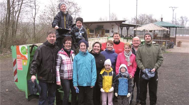 Die Mitglieder des TSV Moselfeuer Lehmen machten am Sportplatz klar Schiff.privat