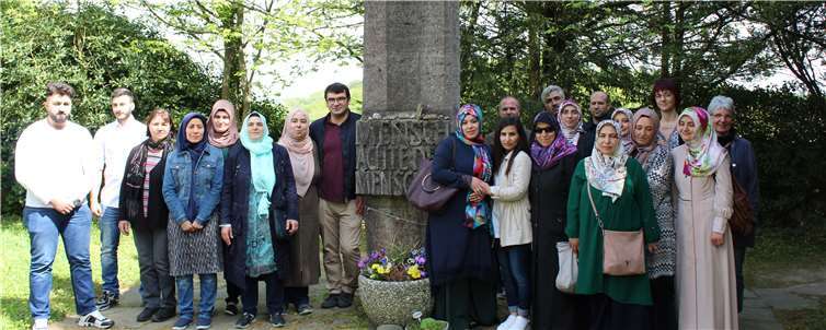 Die Mitglieder des Vereins an der Gedenkstätte. Privat