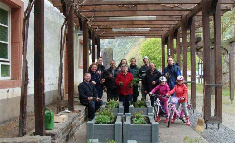 Die Mitglieder des Verkehrs- und Verschönerungsverein Bruttig-Fankel vor den neu aufgestellten Blumenkübeln.privat