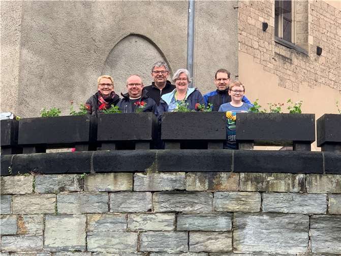 Die Mitglieder des Verschönerungsvereins Remagen an den neu bepflanzten Blumenkästen. Quelle: VVR