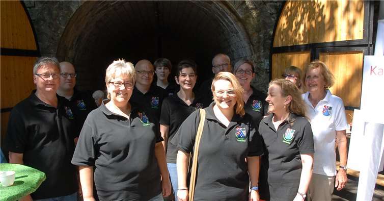 Die Mitglieder des Verschönerungsvereins bereiten regelmäßig den Bürgernin Döttesfeld, Breitscheid, Bauscheid und Oberähren einen schönen Nachmittag beimjährlichen Sommerfest. In diesem Jahr war Döttesfeld der Austragungsort. Der Tunnelunter der Bahnstrecke konnte gut zum Abkühlen benutzt werden. Fotos: KER