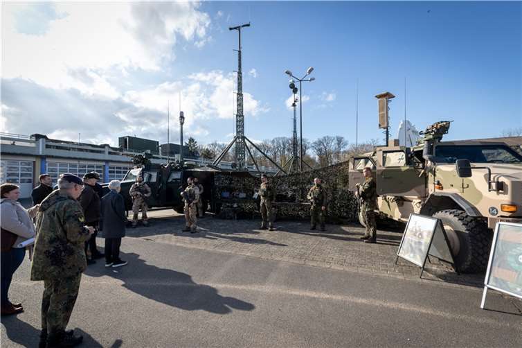 Die Mitglieder des Verteidigungsausschusses des Deutschen Bundestages in Rheinbach. Fotos: Stefan Uj / Bundeswehr