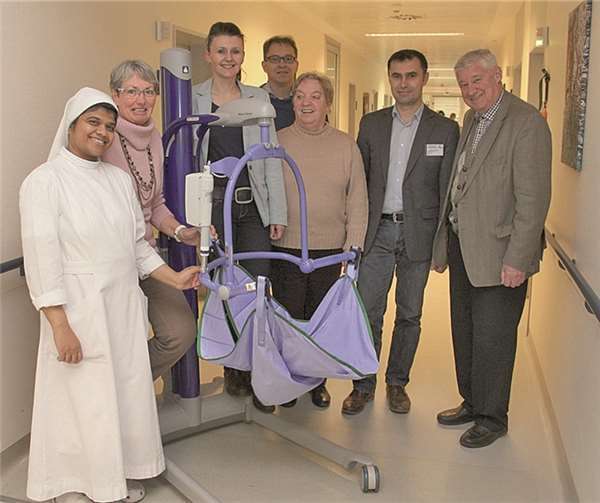 Die Mitglieder des Vorstandes des Fördervereins, vertreten durch den Vorsitzenden Dr. Gerhard Kreuter (r.), überreichen Pflegedirektor Blerim Hetemi (2.v.r.) den hilfreichen Patientenlifter. privat