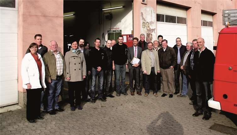Die Mitglieder des Vorstandes und der Fraktion der CDU-Brohltal bei der freiwilligen Feuerwehr in Weibern.