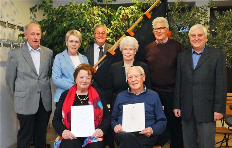 Die Mitglieder des Vorstandes und zwei Jubilare (beide sitzend): Renate Pilz wurde für 40 Jahre Mitgliedschaft geehrt, Adolf Andres für 65 Jahre Mitgliedschaft. RASCH