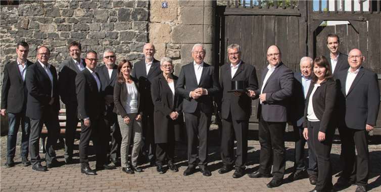 Die Mitglieder des Vorstands, der Fraktion sowie den Ehrenvorsitzenden sowie Staats- und Finanzminister a.D., Gernot Mittler (Mitte). SPD Mendig