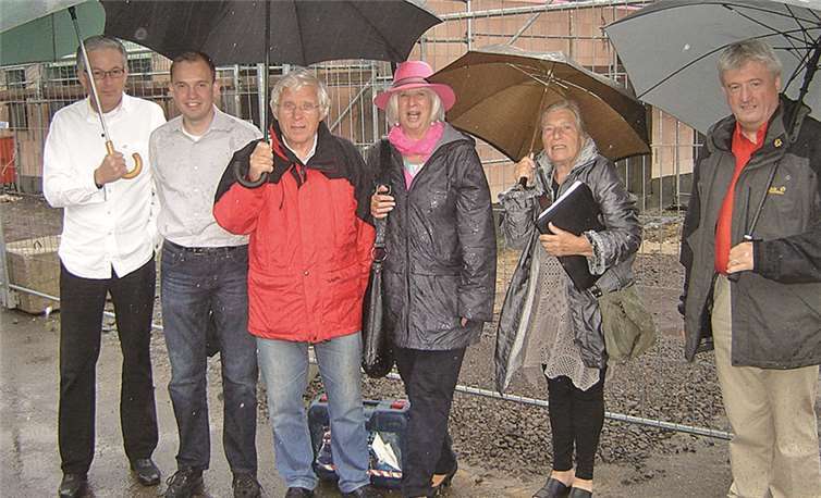 Die Mitglieder des Vorstands der SPD Bad Neuenahr-Ahrweiler nahmen das Ramersbacher Mehrzweckgebäude in Augenschein. Ortsvorsteher Fritz Langenhorst (3. v. l.) erläuterte Baufortschritt und Nutzungsmöglichkeiten. privat