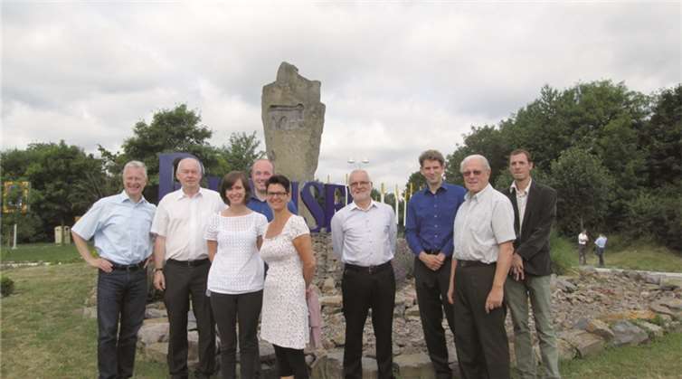 Die Mitglieder des Zweckverbandes sind von der Gestaltung des Kreisels sehr angetan.privat