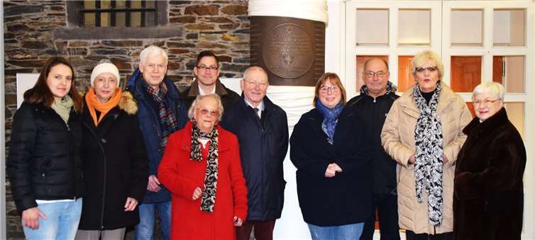 Die Mitglieder des frisch gewählten Vorstandes des Freundschaftskreises vor der Erinnerungsstele im Historischen Rathaus (v.l.): Franka Löcherbach, Petra Löcherbach, Wolfgang Redwanz, Sieglinde Hanßen, Michael Müller, Volker Keßeler, Judith Lehnigk Emden, Herbert Florath, Barbara Söhngen, Waltraud Keßeler. Foto: Karl-Heinz Schmelzeisen