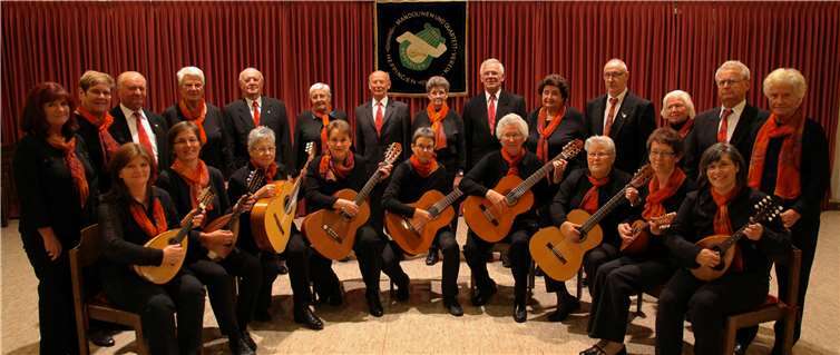 Die Mitglieder des gemischten Chors und des Zupforchesters.Privat