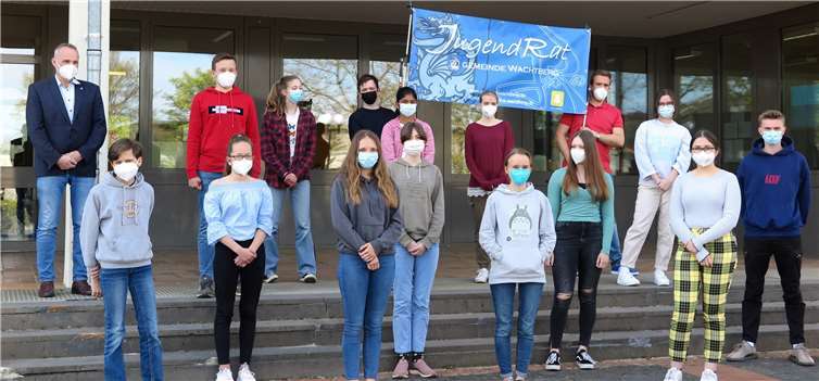 Die Mitglieder des neuen Jugendrates gemeinsam mit Bürgermeister Jörg Schmidt (li.) und ehemaligen Jugendratsmitgliedern (a. d. Fahne). Foto: Gemeinde Wachtberg