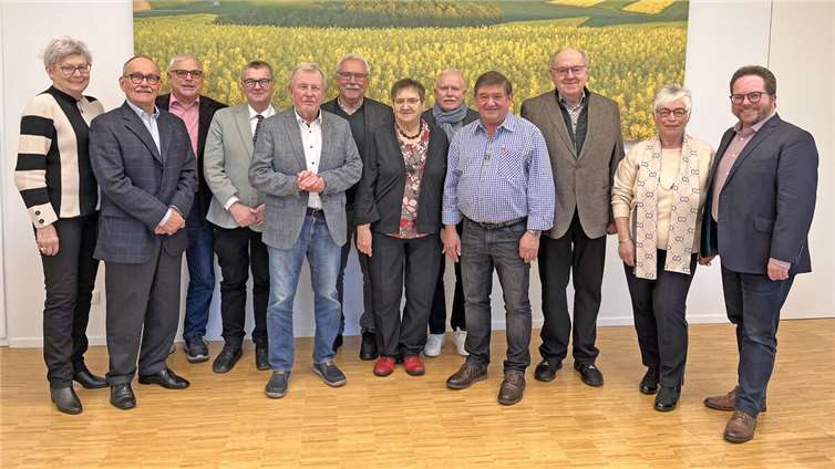 Die Mitglieder des neuen Kreisseniorenbeirates gemeinsam mit Landrat Dr. Alexander Saftig (4.v.l.) und dem Ersten Kreisbeigeordneten Pascal Badziong (rechts). Foto: Kreisverwaltung MYK/Anne Schnütgen