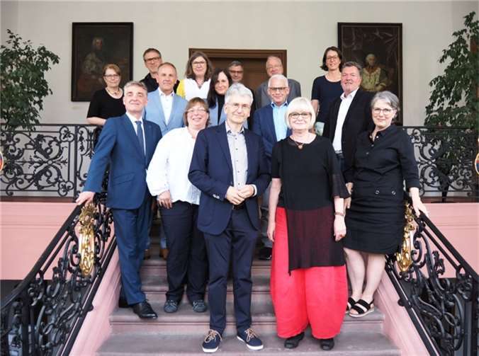 Die Mitglieder des neukonstituierten Landesbeirats für Denkmalpflege des Landes Rheinland-Pfalz mit den beiden Vorsitzenden Professor Matthias Müller (vorne l.) und der Landschaftsarchitektin Carola Schnug-Börgerding (vorne r.).  Foto: GDKE
