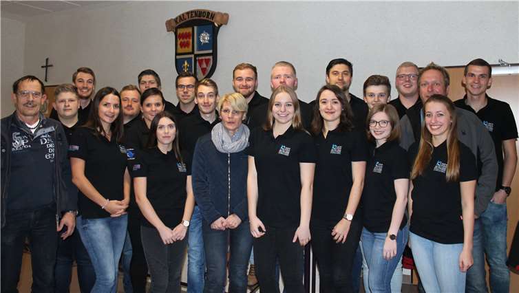 Die Mitglieder durften im Rahmen des Junggesellenfestes neue Poloshirts in Empfang nehmen.privat