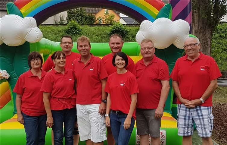 Die Mitglieder freuten sich über ein- trotz Regen- gelungenes Sommerfest.Foto: SPD