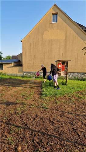 Die Mitglieder gehen gegen die anhaltende Trockenheit an.