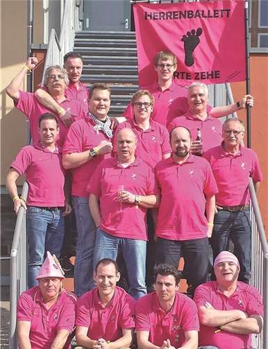 Die Mitglieder glänzen im einheitlichen pinkfarbenen Outfit. privat
