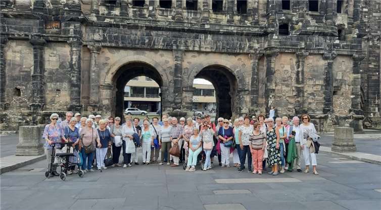Die Mitglieder katholischen Frauengemeinschaft hatten sich zum Gruppenfoto vor der Porta Nigra versammelt.Foto: privat