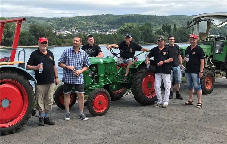 Die Mitglieder machten eine Rheintour mit den Traktoren. Foto: privat