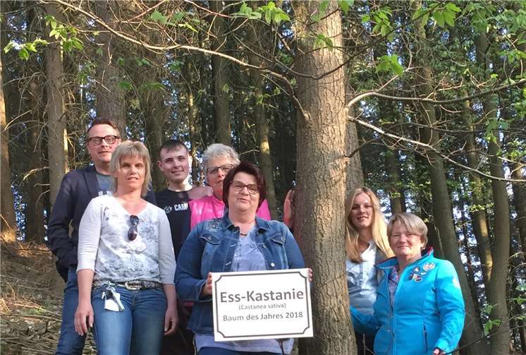 Die Mitglieder mit dem Baum des Jahres. Privat
