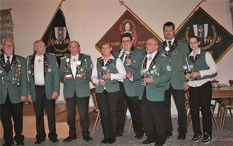 Die Mitglieder nach der Überreichung der Erinnerungspokale. privat