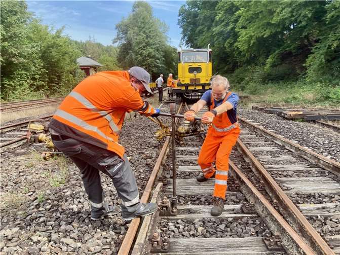 Die Mitglieder packen tatkräftig an.  Foto: Brexbachtalbahn e.V.