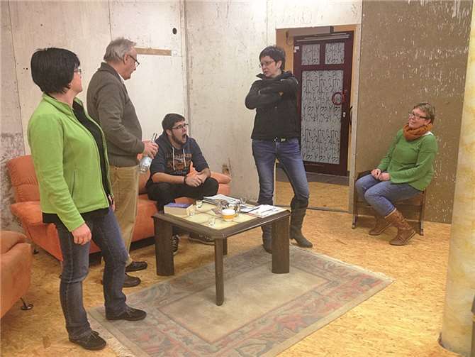 Die Mitglieder sind bereits fleißig am Proben.