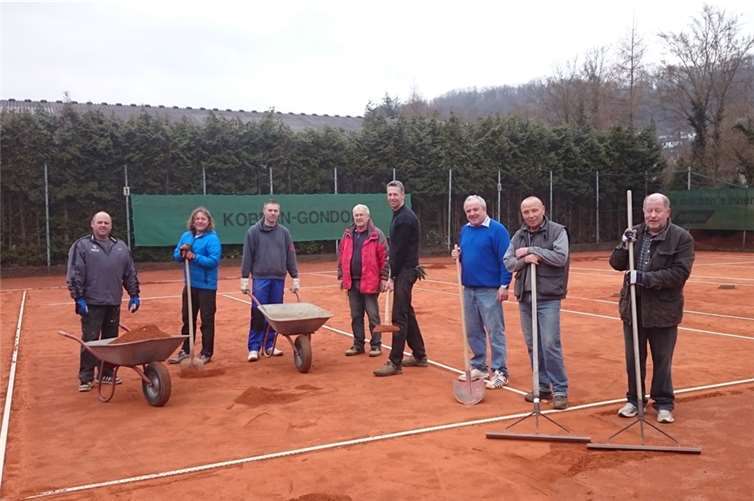 Die Mitglieder starteten mit dem Arbeitstag auf den Tennisplätzen mit den nötigen Arbeiten nach dem Winterschlaf der Plätze.Privat