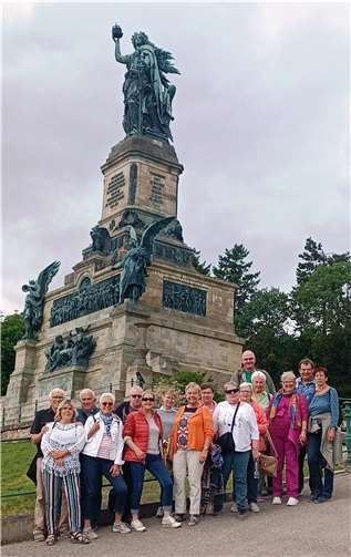 Die Mitglieder und Freunde des Vereins plus/minus 60 aktiv vor dem Niederwalddenkmal. Foto: privat