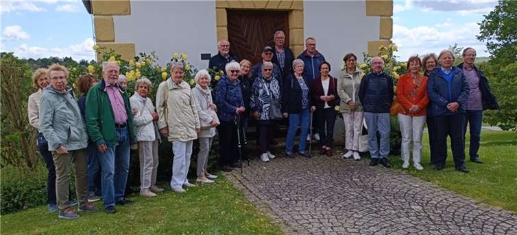 Die Mitglieder und Gäste der Casino-Gesellschaft Andernach vor dem Teehaus im Garten der Abtei St. Mauritius. Foto: Beatrix Müllenbach