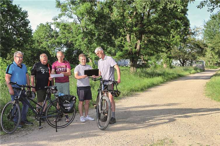 Die Mitglieder vom Bauausschuss der FREIEN WÄHLER verschafften sich entlang der Ahr einen konkreten Überblick zu den vorgesehenen kurzfristigen Wiederaufbau-Maßnahmen.  Foto: Melanie Hürlimann