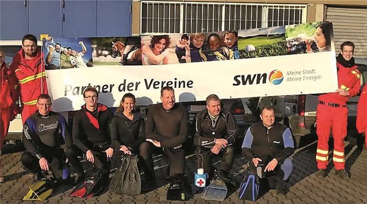 Die Mitglieder vom Neuwieder DLRG begaben sich auch in diesem Jahr in die kalten Fluten des Rheins.  Privat