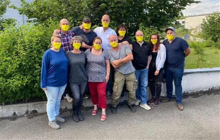 Die Mitglieder vom Stammtisch „Mer looße et kraache“ mit ihren neuen Alltagsmasken in den Stammtischfarben.Foto: privat