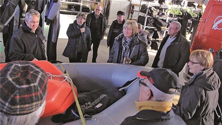 Die Mitglieder von Plus minus 60 aktiv begutachteten die Einsatzfahrzeuge der Feuerwehr.privat